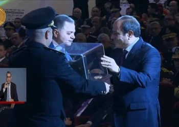 947 وزير الداخلية يقدم هدية تذكارية للرئيس السيسي في احتفالات الشرطة