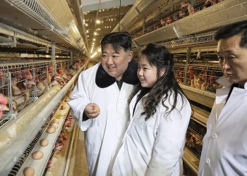 image 6 زعيم كوريا الشمالية مع ابنته في مزرعة دواجن لتشجيع زيادة إنتاج البيض