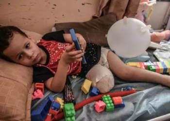 الطفل البطل غزة : 10 أطفال يفقدون سيقانهم يوميًا