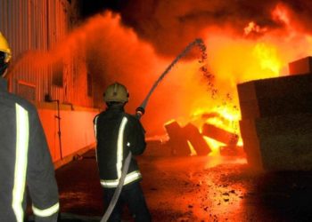 حريق رجال المطافئ 1 حريق سوق ادفو اليوم.. النيران تلتهم محل عبايات بالكامل