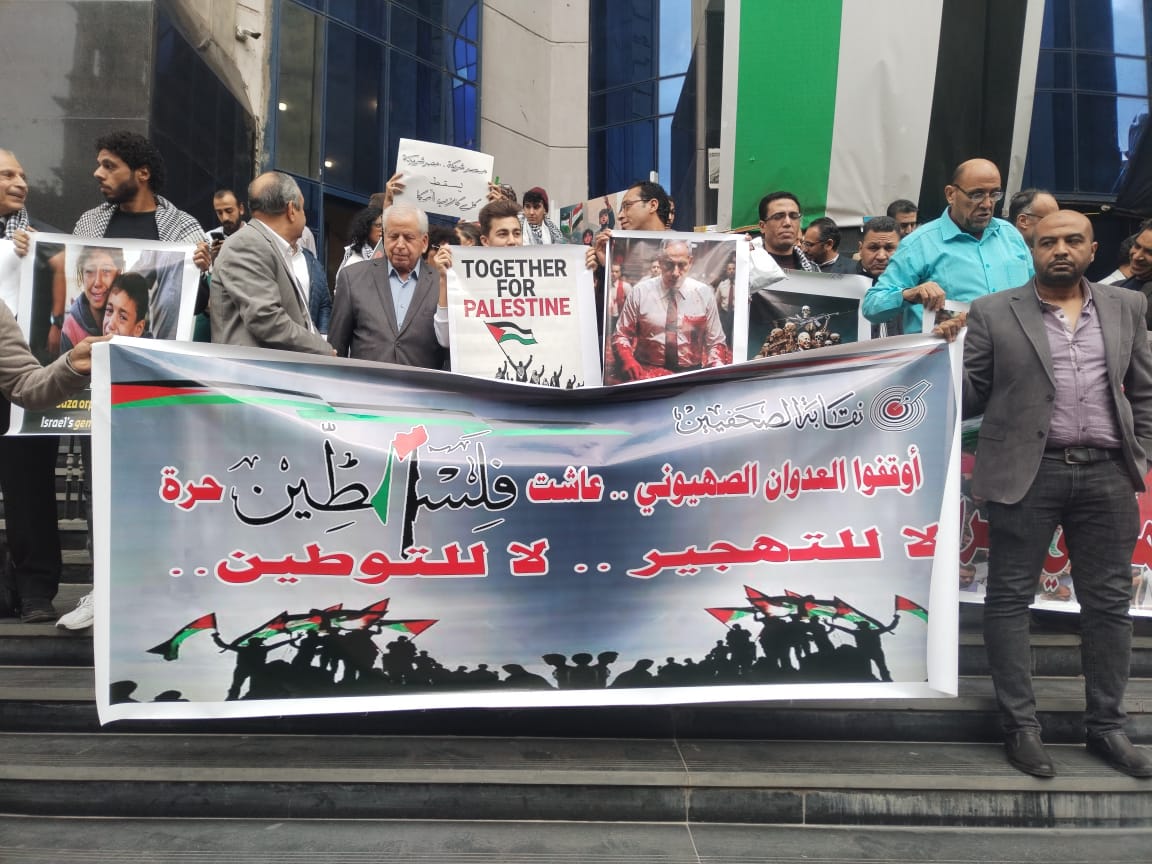 وقفة احتجاجية على سلالم نقابة الصحفيين تضامنا مع أهالي غزة
