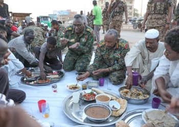 رئيس مجلس السيادة القائد العام للقوات المسلحة يتناول الافطار مع مجموعة من المواطنين بمدينة أمدرمان.