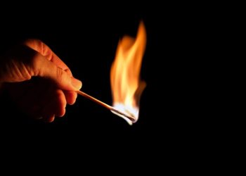 5 شباب يشعلون النيران في طالب جامعي