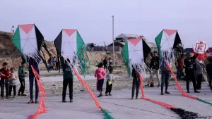 طائرات ورقية بطائرات ورقية فى سماء خان يونس.. أطفال فلسطين يهزمون مقاتلات إسرائيل .صور
