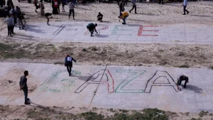 طائرات ورقية عليها اسم غزة بطائرات ورقية فى سماء خان يونس.. أطفال فلسطين يهزمون مقاتلات إسرائيل .صور