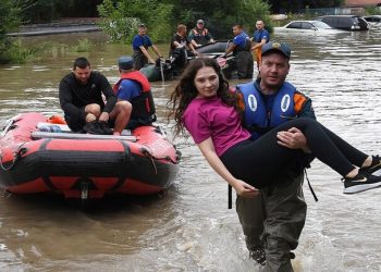 8 4 الفيضانات تضرب روسيا.. إجلاء 6000 شخص وتوقف مصفاة نفط "أورسك"