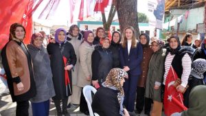 زينب تشيليك وسط الناخبات زينب محمد.. أصغر عمدة في تركيا (صور)